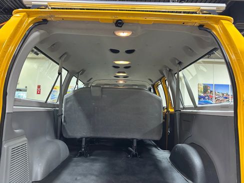 Used 2011 Ford E-150 and Econoline 150 Wagon RWD image 28