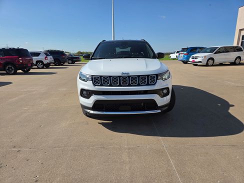 Used 2025 Jeep Compass Limited AWD/4WD image 3