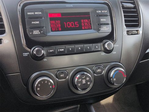 Used 2017 Kia Forte LX image 18