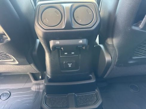 Used 2025 Jeep Wrangler Sahara image 17