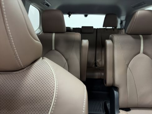 Used 2025 Toyota Grand Highlander AWD image 39