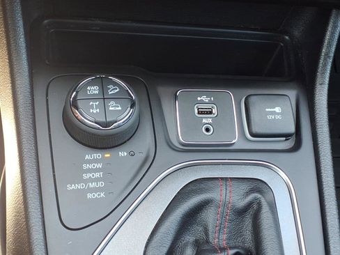 Used 2020 Jeep Cherokee Trailhawk w/ Cold Weather Group AWD/4WD image 17