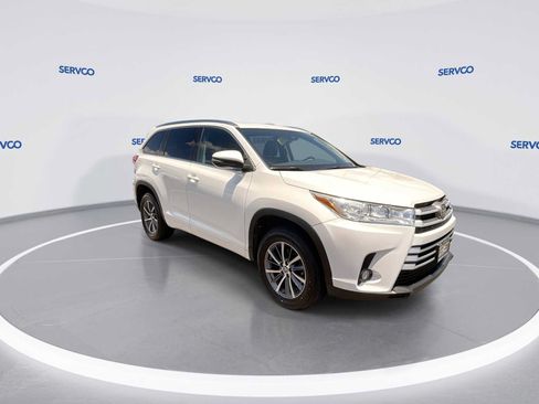 Used 2017 Toyota Highlander XLE FWD image 2