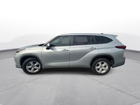 Used 2023 Toyota Highlander LE FWD image 9