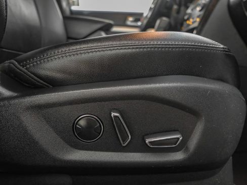 Used 2016 Ford Explorer XLT w/ Equipment Group 202A FWD image 32