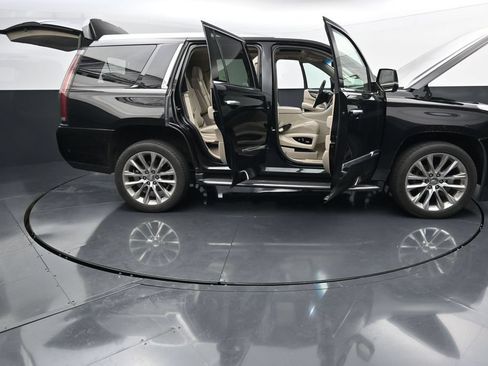Used 2018 Cadillac Escalade Luxury AWD/4WD image 27