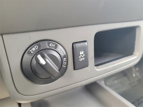 Used 2016 Nissan Frontier SV image 25