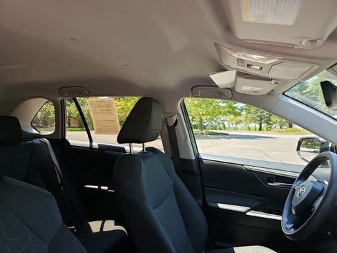 Used 2025 Toyota RAV4 XLE AWD/4WD image 12
