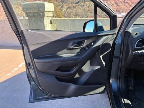 Used 2022 Chevrolet Trax LT w/ Driver Confidence Package image 10