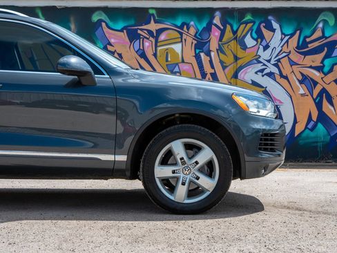 Used 2014 Volkswagen Touareg VR6 AWD/4WD image 7