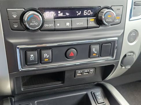 Used 2019 Nissan Titan SV w/ SV Convenience Package RWD image 18
