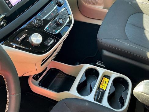 Used 2022 Chrysler Voyager LX image 14