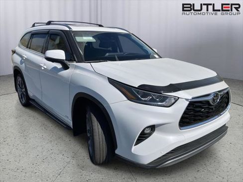 Certified 2025 Toyota Highlander Limited AWD/4WD image 7