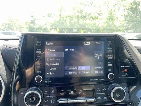Used 2021 Toyota Highlander XLE AWD/4WD image 17
