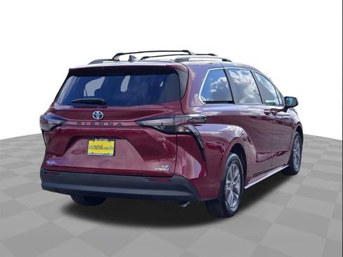 Used 2024 Toyota Sienna LE image 4