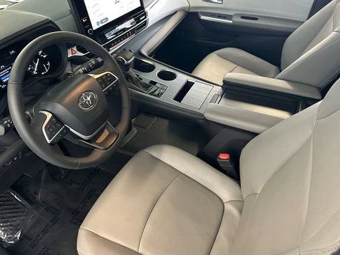 Used 2026 Toyota Sienna XLE FWD image 12