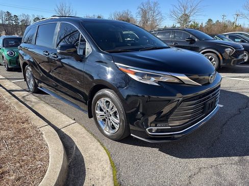 Used 2022 Toyota Sienna Platinum image 3