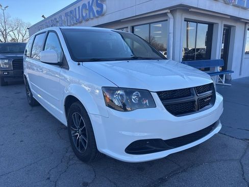 Used 2016 Dodge Grand Caravan SE image 1