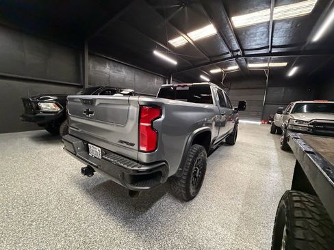 Used 2024 Chevrolet Silverado 2500 ZR2 w/ Technology Package image 7