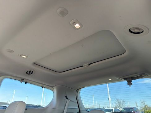 Used 2017 Chrysler Pacifica Limited image 40