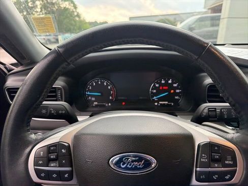 Used 2022 Ford Explorer XLT w/ Equipment Group 202A RWD image 12