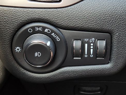 Used 2020 Jeep Cherokee Latitude Plus w/ Cold Weather Group FWD image 24