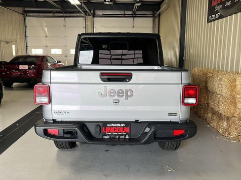 Used 2023 Jeep Gladiator Overland image 9