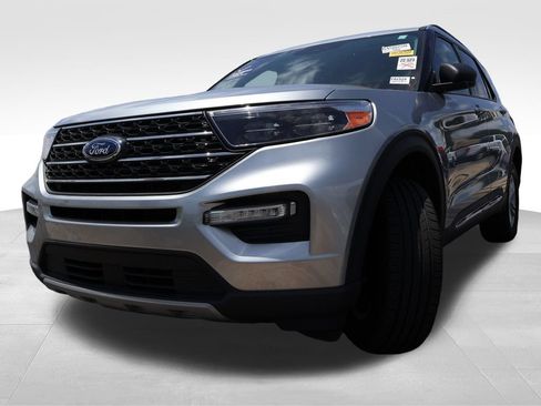 Used 2024 Ford Explorer XLT w/ Equipment Group 202A AWD/4WD image 3