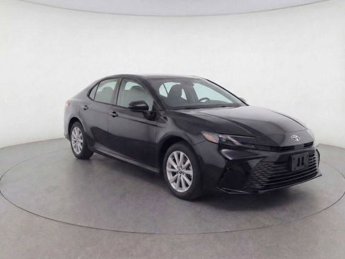 Used 2025 Toyota Camry LE image 3