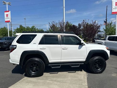 Used 2018 Toyota 4Runner SR5 AWD/4WD image 6