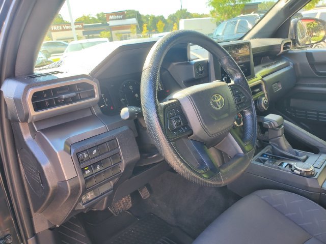 Used 2025 Toyota Tacoma SR5 AWD/4WD image 17