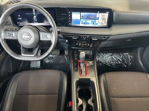 Used 2025 Nissan Kicks SR FWD image 12