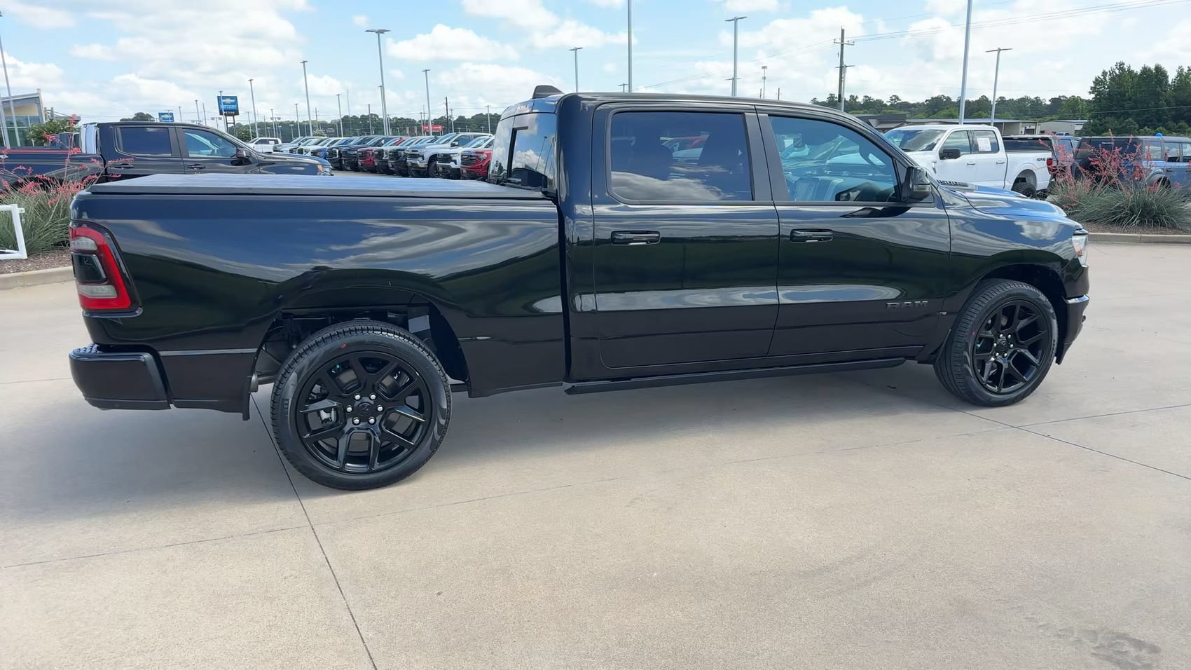 Used 2023 RAM 1500 Laramie AWD/4WD image 8