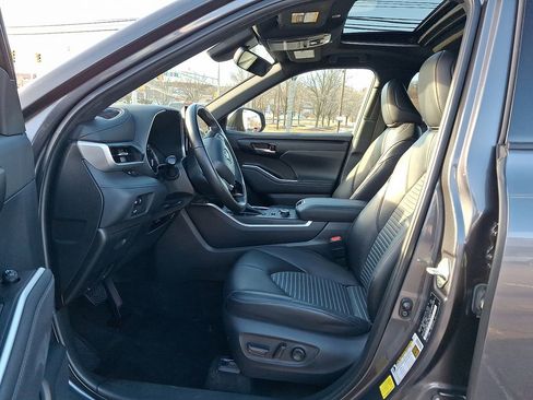 Used 2023 Toyota Highlander XSE AWD/4WD image 3