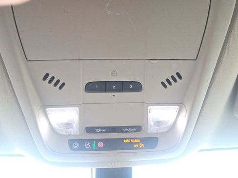 Used 2020 Buick Enclave Essence image 24