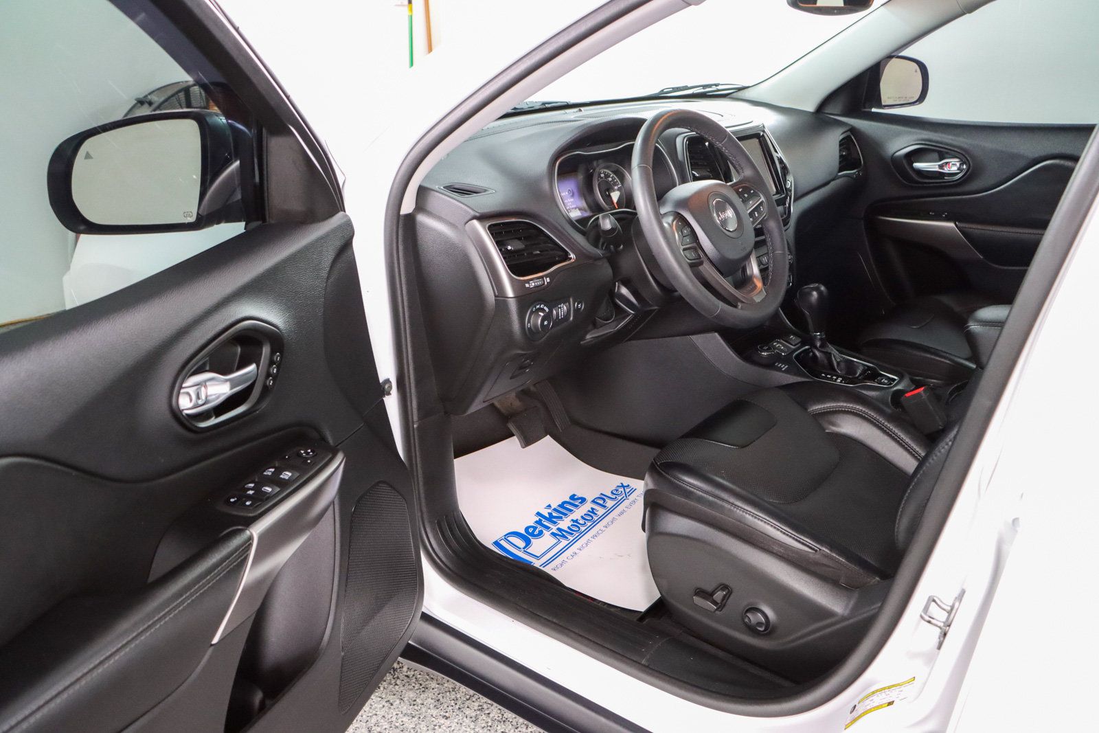 Used 2022 Jeep Cherokee Limited AWD/4WD image 3