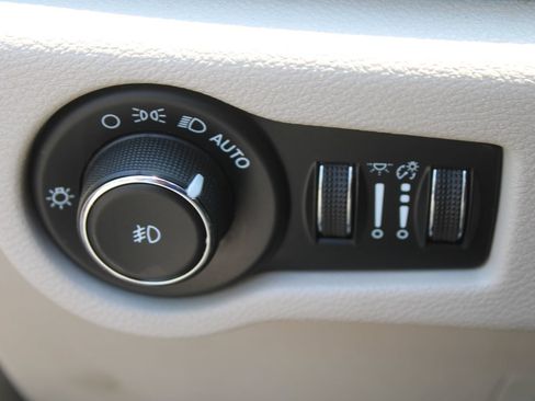 Used 2023 Chrysler Pacifica Touring-L FWD image 32