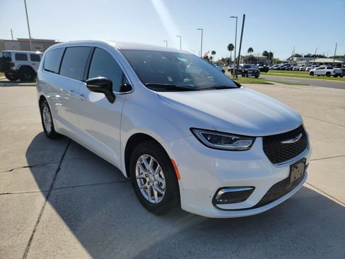Used 2025 Chrysler Pacifica Select FWD image 6