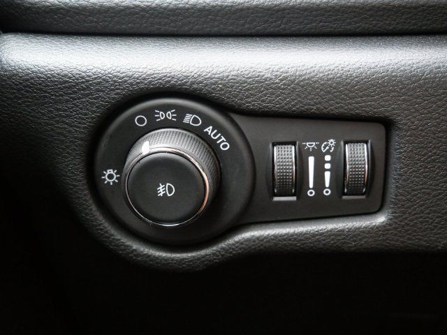 Used 2025 Chrysler Pacifica Limited FWD image 17