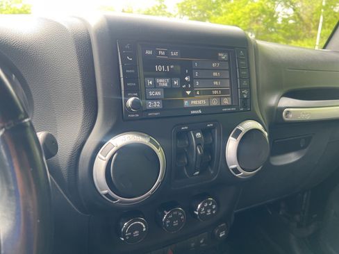 Used 2015 Jeep Wrangler Unlimited Sahara w/ Connectivity Group image 23