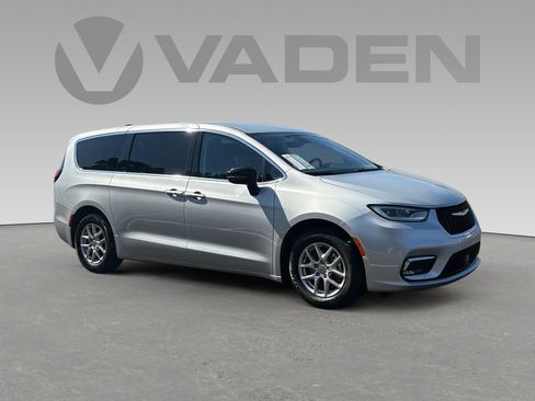 Used 2024 Chrysler Pacifica Touring-L image 1