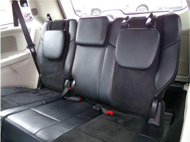 Used 2014 Chrysler Town & Country Touring-L FWD image 6