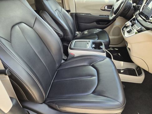 Used 2023 Chrysler Pacifica Touring-L FWD image 9