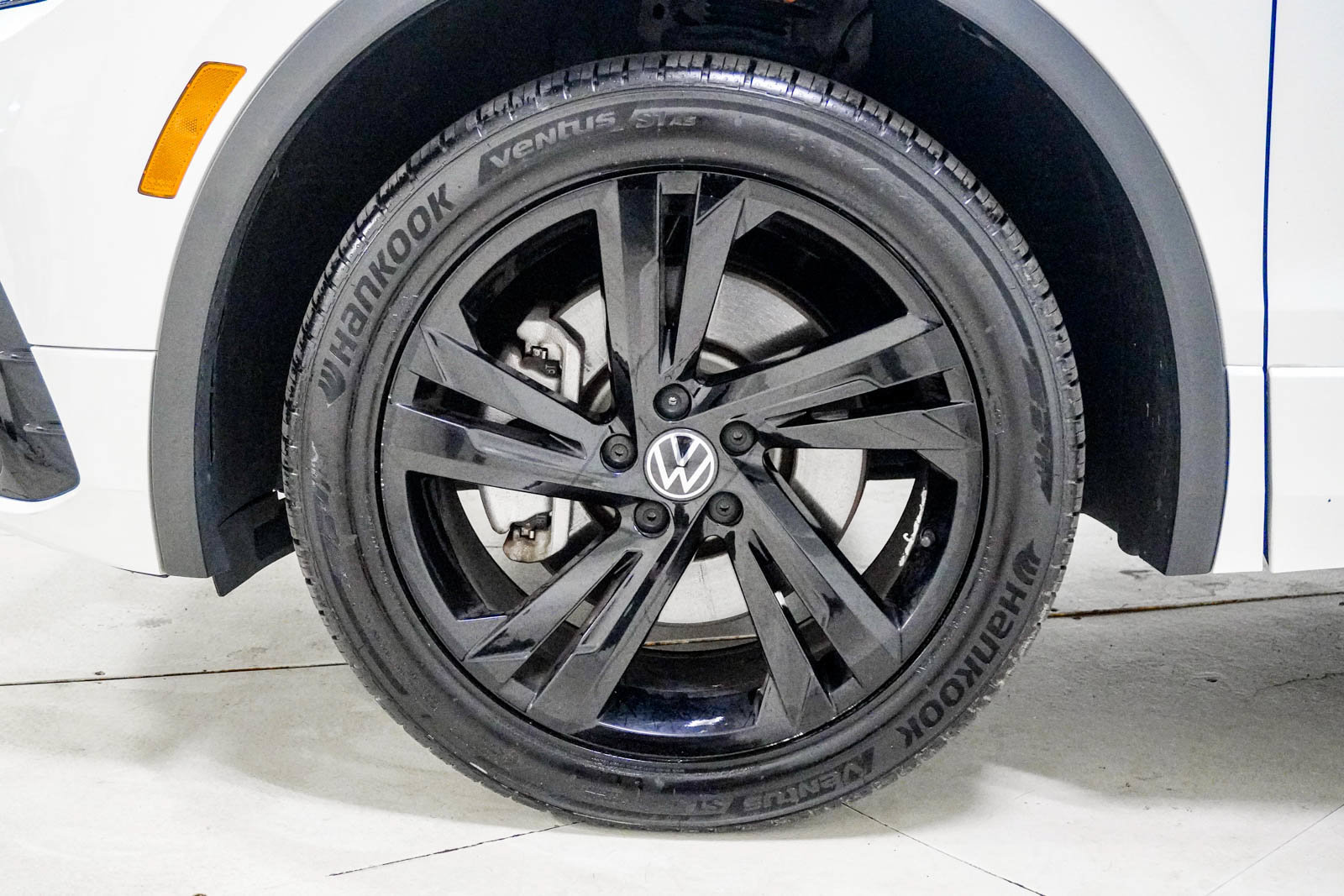 Used 2023 Volkswagen Tiguan SE R-Line FWD image 15