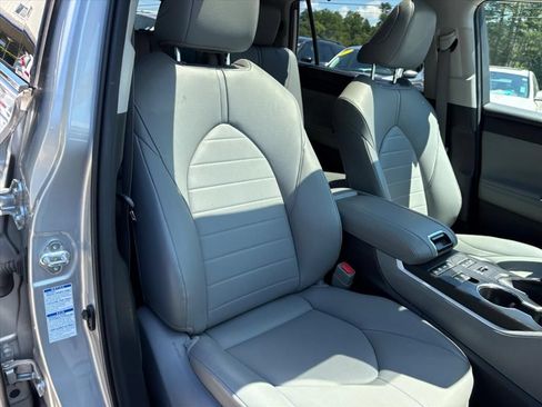 Used 2021 Toyota Highlander XLE AWD/4WD image 18