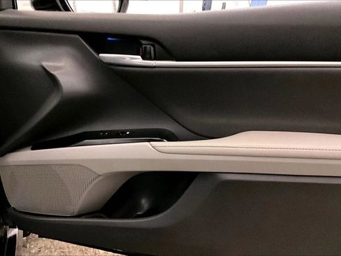 Used 2020 Toyota Camry XLE w/ Sunroof Package image 24