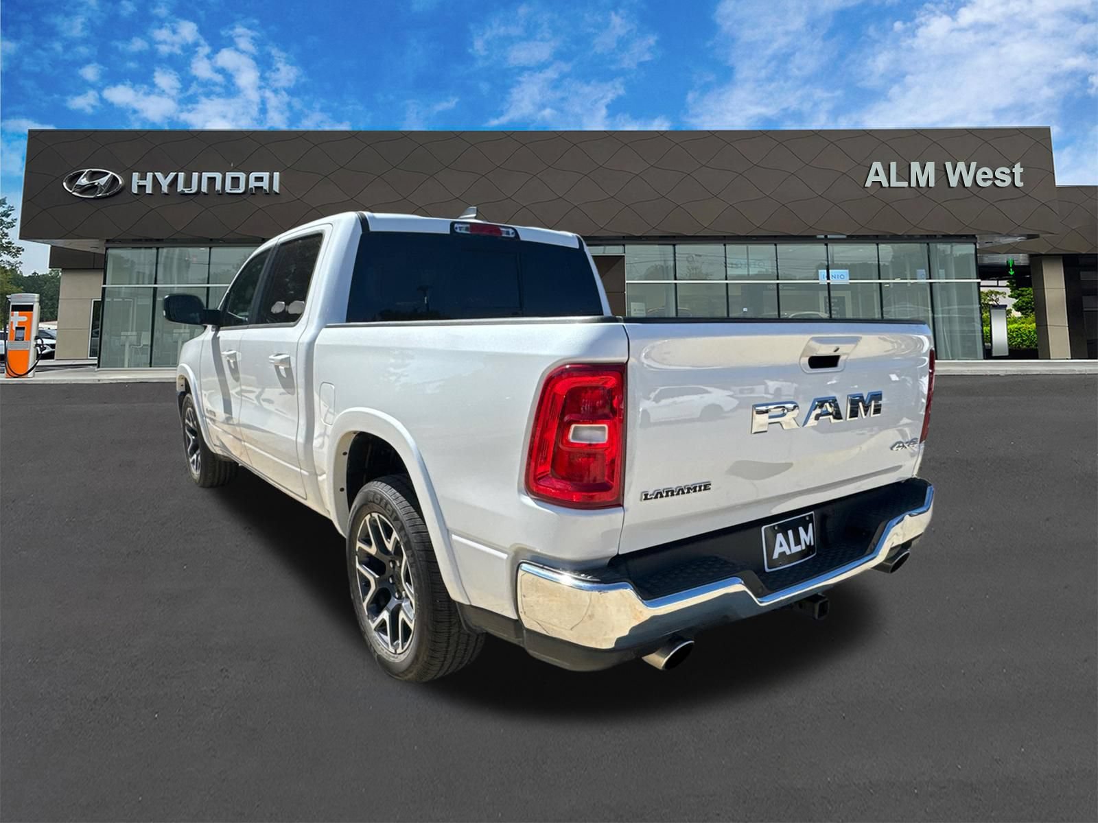 Used 2026 RAM 1500 Laramie AWD/4WD image 7