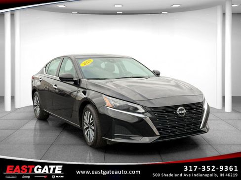 Used 2024 Nissan Altima 2.5 SV image 1