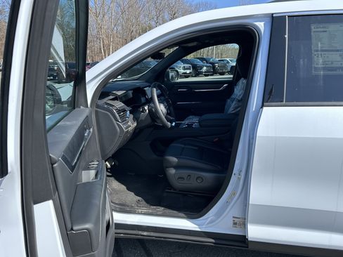 Used 2026 GMC Acadia Elevation w/ Elevation Premium Package image 13