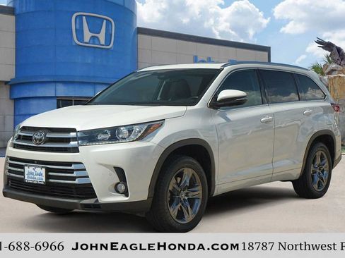 Used 2017 Toyota Highlander Limited Platinum FWD image 1